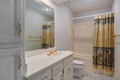 Lovely all-brick, 6095 sq.ft., one-owner home in this prime on Fremont Hills Country Club in Missouri - for sale on GolfHomes.com, golf home, golf lot