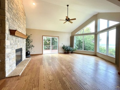 Meticulously maintained home with gorgeous lake views! Vinyl on Lake Perry Country Club in Kansas - for sale on GolfHomes.com, golf home, golf lot