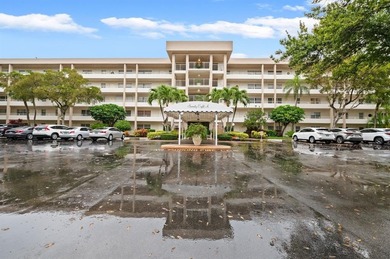 This beautifully renovated 2nd flr 3/2.5 condo combines modern on Palm-Aire Country Club and Resort - Palms in Florida - for sale on GolfHomes.com, golf home, golf lot