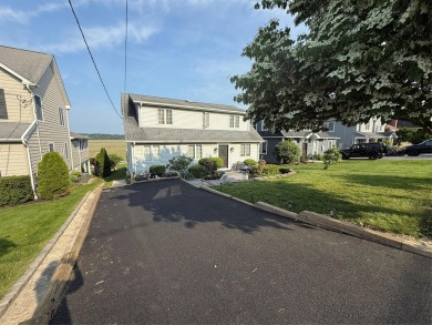 MOTIVATED SELLER, BRING ALL OFFERS: Location- location! Welcome on Crab Meadow Golf Course in New York - for sale on GolfHomes.com, golf home, golf lot