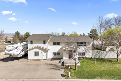 Rare find, tons of upgrades. Master bedroom/bathroom remodeled on Falcon Crest Golf Club in Idaho - for sale on GolfHomes.com, golf home, golf lot