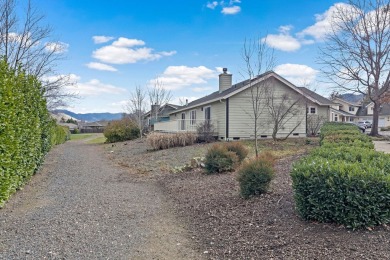 Looking for a conveniently located home in a secluded cul-de-sac on Oak Knoll Golf Course in Oregon - for sale on GolfHomes.com, golf home, golf lot