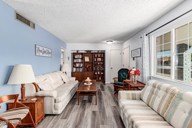 ***FREE SOLAR!!!...SINGLE STORY...MOVE-IN READY...MINT CONDITION on Sun City Lakes West and East in Arizona - for sale on GolfHomes.com, golf home, golf lot