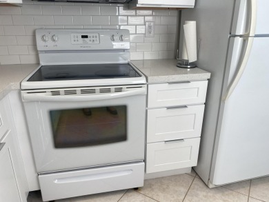 Beautiful remodeled 2 bedroom. New kitchen- new appliances - on Kings Point Golf -Flanders Way in Florida - for sale on GolfHomes.com, golf home, golf lot