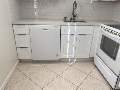Beautiful remodeled 2 bedroom. New kitchen- new appliances - on Kings Point Golf -Flanders Way in Florida - for sale on GolfHomes.com, golf home, golf lot