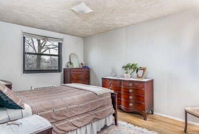 This charming Three-bedroom upper apartment is located in on Clearview Park Golf Course in New York - for sale on GolfHomes.com, golf home, golf lot