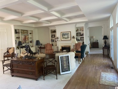 Elegant executive home overlooking Mayfield Graves County on Mayfield-Graves Country Club in Kentucky - for sale on GolfHomes.com, golf home, golf lot