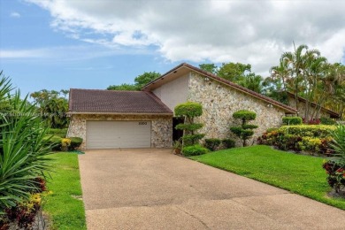 UNIQUE SINGLE FAMILY HOME 4 BEDROOMS/3.5 BATHROOMS IN PALM AIRE on Oaks Country Club in Florida - for sale on GolfHomes.com, golf home, golf lot