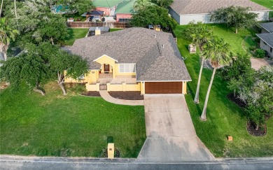 Beautifully maintained inside and out! 3/2/2.5. Split Bedrooms on Rockport Country Club in Texas - for sale on GolfHomes.com, golf home, golf lot