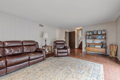 Spacious split level with 3 bedrooms/2.5 bathrooms and a on Twin Lakes Golf Club in Illinois - for sale on GolfHomes.com, golf home, golf lot