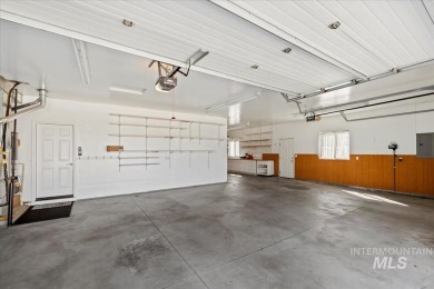 This spacious 3-bedroom, 2-bathroom home boasts 1,511 square on Lakeview Golf Club in Idaho - for sale on GolfHomes.com, golf home, golf lot
