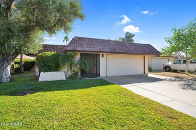 Beautifully maintained 2-bed, 2-bath home in the heart of on Ahwatukee Country Club in Arizona - for sale on GolfHomes.com, golf home, golf lot