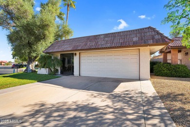 Beautifully maintained 2-bed, 2-bath home in the heart of on Ahwatukee Country Club in Arizona - for sale on GolfHomes.com, golf home, golf lot