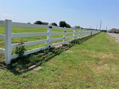 5+ amazing fenced acres! Bring your horse! Single Family Home on White Bluff Resort - New Course in Texas - for sale on GolfHomes.com, golf home, golf lot