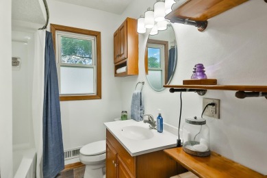 Welcome to this adorable home, waiting for a new owner!  Close on Sandy Hollow Golf Course in Illinois - for sale on GolfHomes.com, golf home, golf lot