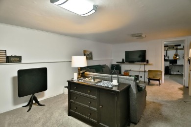 Welcome to this adorable home, waiting for a new owner!  Close on Sandy Hollow Golf Course in Illinois - for sale on GolfHomes.com, golf home, golf lot