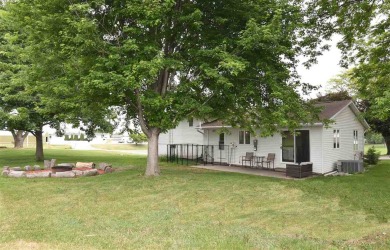 Spacious multi level home with a fantastic location less than a on Knoll Ridge Country Club in Iowa - for sale on GolfHomes.com, golf home, golf lot