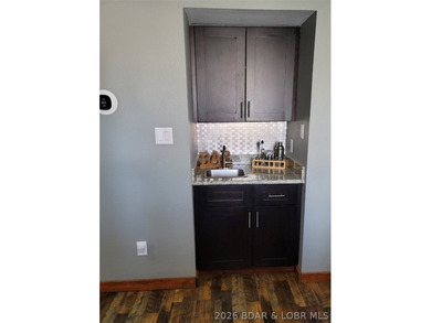 This ground-floor, 1-story, end unit offers plenty of room for on Seasons Ridge At Four Seasons in Missouri - for sale on GolfHomes.com, golf home, golf lot