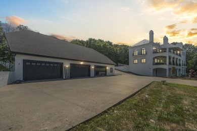 LIVE ABOVE IT ALL at the Crown Jewel of Table Rock Lake!Welcome on Kimberling City Golf Club in Missouri - for sale on GolfHomes.com, golf home, golf lot