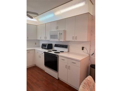 55+ Community, Move-in ready 2 bedroom + den, spacious enclosed on Sunrise Lakes Phase III in Florida - for sale on GolfHomes.com, golf home, golf lot