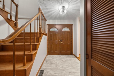 Welcome to 865 Colony Way located in the desirable Worthington on Worthington Hills Country Club in Ohio - for sale on GolfHomes.com, golf home, golf lot