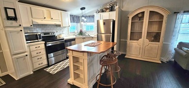 Furnished, spacious 2 bedroom 2 bath home in 55 + Resort style on Zephyrhills Municipal Golf Course in Florida - for sale on GolfHomes.com, golf home, golf lot