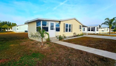 Furnished, spacious 2 bedroom 2 bath home in 55 + Resort style on Zephyrhills Municipal Golf Course in Florida - for sale on GolfHomes.com, golf home, golf lot