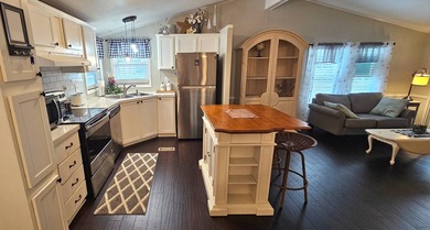 Furnished, spacious 2 bedroom 2 bath home in 55 + Resort style on Zephyrhills Municipal Golf Course in Florida - for sale on GolfHomes.com, golf home, golf lot