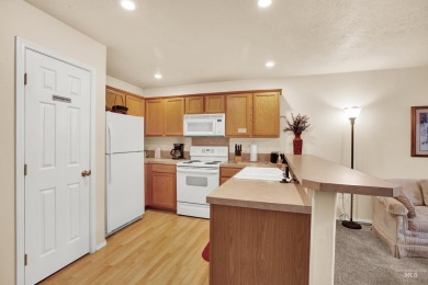 Quaint, adorable, furnished townhouse with attached garage on Terrace Lakes Golf Resort in Idaho - for sale on GolfHomes.com, golf home, golf lot