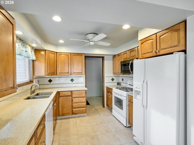 Located in the desirable Woodburn Senior Estates, this on Senior Estates Golf and Country Club in Oregon - for sale on GolfHomes.com, golf home, golf lot