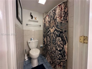 Airy and Bright with High Ceilings- 2 Bed/2 Bath 2nd-floor on Palmetto Dunes Golf Course and Resort in South Carolina - for sale on GolfHomes.com, golf home, golf lot