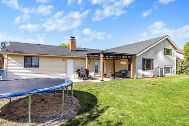 Charming tri-level home in a highly desired subdivision on on Indian Lakes Golf Course in Idaho - for sale on GolfHomes.com, golf home, golf lot