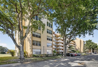 **SPACIOUS AND BRIGHT 3/2 - BEAUTIFULLY RENOVATED WITH A MODERN on Inverrary Country Club in Florida - for sale on GolfHomes.com, golf home, golf lot