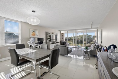 **SPACIOUS AND BRIGHT 3/2 - BEAUTIFULLY RENOVATED WITH A MODERN on Inverrary Country Club in Florida - for sale on GolfHomes.com, golf home, golf lot