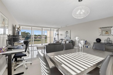 **SPACIOUS AND BRIGHT 3/2 - BEAUTIFULLY RENOVATED WITH A MODERN on Inverrary Country Club in Florida - for sale on GolfHomes.com, golf home, golf lot