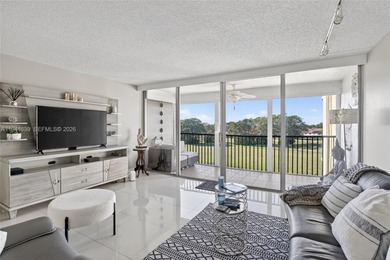 **SPACIOUS AND BRIGHT 3/2 - BEAUTIFULLY RENOVATED WITH A MODERN on Inverrary Country Club in Florida - for sale on GolfHomes.com, golf home, golf lot