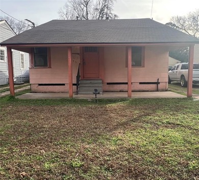 Location! Location! Location! Two-bedroom, one-bath home on Querbes Park Golf Course in Louisiana - for sale on GolfHomes.com, golf home, golf lot