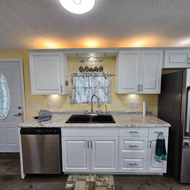 Screaming Hot Bargain! This home is move-in ready and received a on The Meadows At Countrywood in Florida - for sale on GolfHomes.com, golf home, golf lot