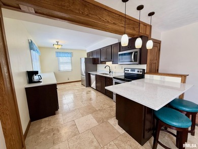 GORGEOUS 3 bed/ 2.5 ba Lake Petersburg home tucked in a private on Shambolee Golf Club  in Illinois - for sale on GolfHomes.com, golf home, golf lot