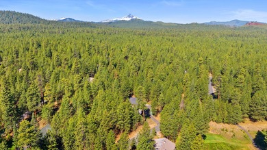 Welcome to GM 419 where beauty and tranquility await. In 2022 on Black Butte Ranch Golf Club Glaze Meadow in Oregon - for sale on GolfHomes.com, golf home, golf lot