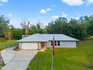 There's room for all the family with this 4 bedroom/2 bathroom on Brooksville Country Club At Majestic Oaks in Florida - for sale on GolfHomes.com, golf home, golf lot