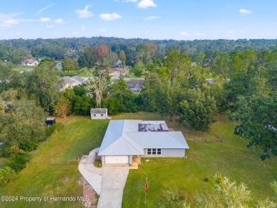 There's room for all the family with this 4 bedroom/2 bathroom on Brooksville Country Club At Majestic Oaks in Florida - for sale on GolfHomes.com, golf home, golf lot