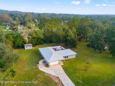 There's room for all the family with this 4 bedroom/2 bathroom on Brooksville Country Club At Majestic Oaks in Florida - for sale on GolfHomes.com, golf home, golf lot