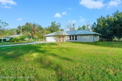 There's room for all the family with this 4 bedroom/2 bathroom on Brooksville Country Club At Majestic Oaks in Florida - for sale on GolfHomes.com, golf home, golf lot