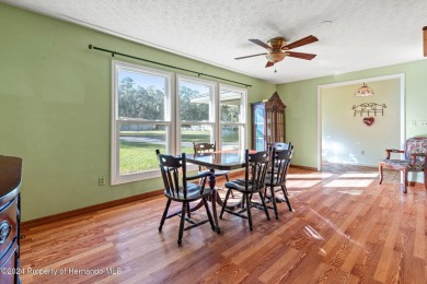 There's room for all the family with this 4 bedroom/2 bathroom on Brooksville Country Club At Majestic Oaks in Florida - for sale on GolfHomes.com, golf home, golf lot