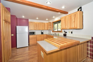 Welcome to this move-in ready home nestled in the exclusive on Meadowcreek Golf Resort in Idaho - for sale on GolfHomes.com, golf home, golf lot