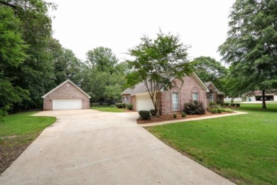 This charming home offers a comfortable, one story layout on Tupelo Country Club in Mississippi - for sale on GolfHomes.com, golf home, golf lot