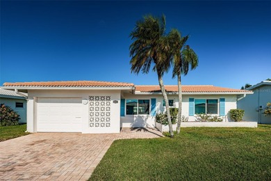 One or more photo(s) has been virtually staged. Welcome to this on Mainlands Golf Club in Florida - for sale on GolfHomes.com, golf home, golf lot