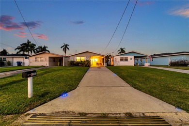 UNOBSTRUCTED GULF ACCESS. PRIVATE BEACH. CUTE AS A BUTTON on Gulf Harbors Golf Course in Florida - for sale on GolfHomes.com, golf home, golf lot