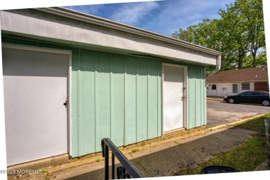 Charming and well-maintained 2-bedroom, 1-bath home in the on Greenbriar Woodlands in New Jersey - for sale on GolfHomes.com, golf home, golf lot